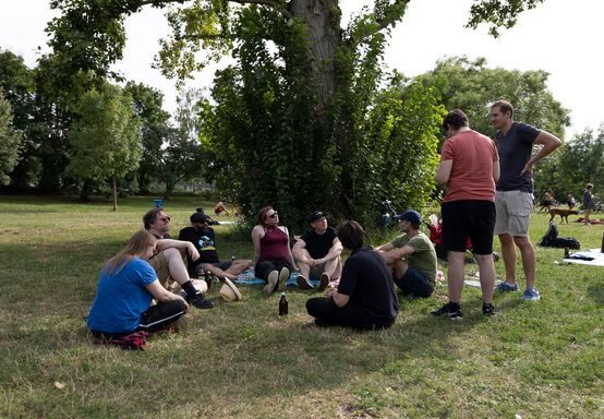 2024-12-20_Gruppen-Bild_Sommerfest_Sitzkreis.jpg