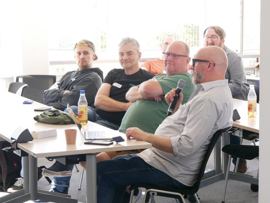 Diskussionsrunde mit Mikrofon