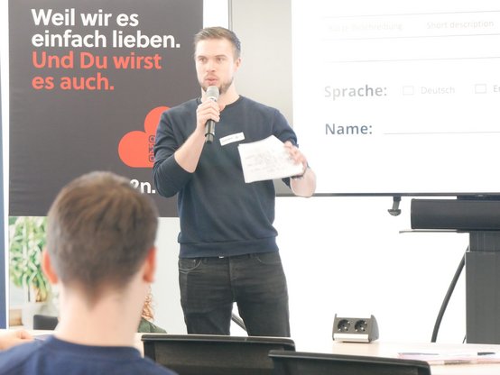 Ein Teilnehmer stellt seine Session vor