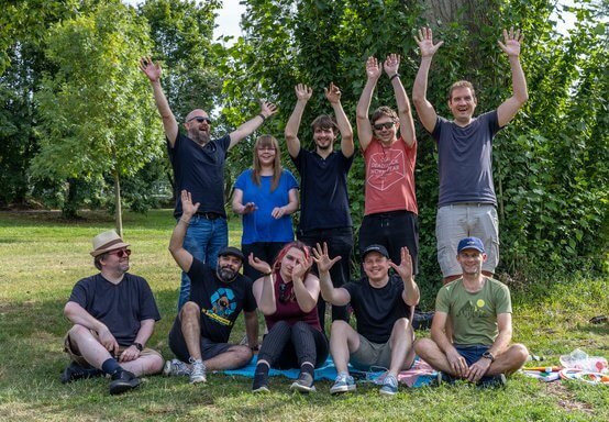 2024-12-20_Gruppen-Bild_Sommerfest_Haende-oben.jpg