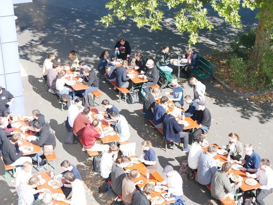 Mittagspause im Hof von oben