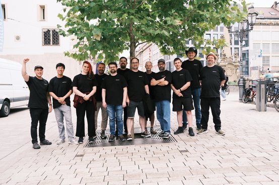 Gruppenfoto des Computy-Teams unter einem Baum in der Würzburger Altstadt
