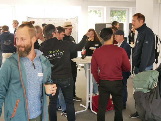 Erste Gespräche am Morgen, mit dabei das Team Computy