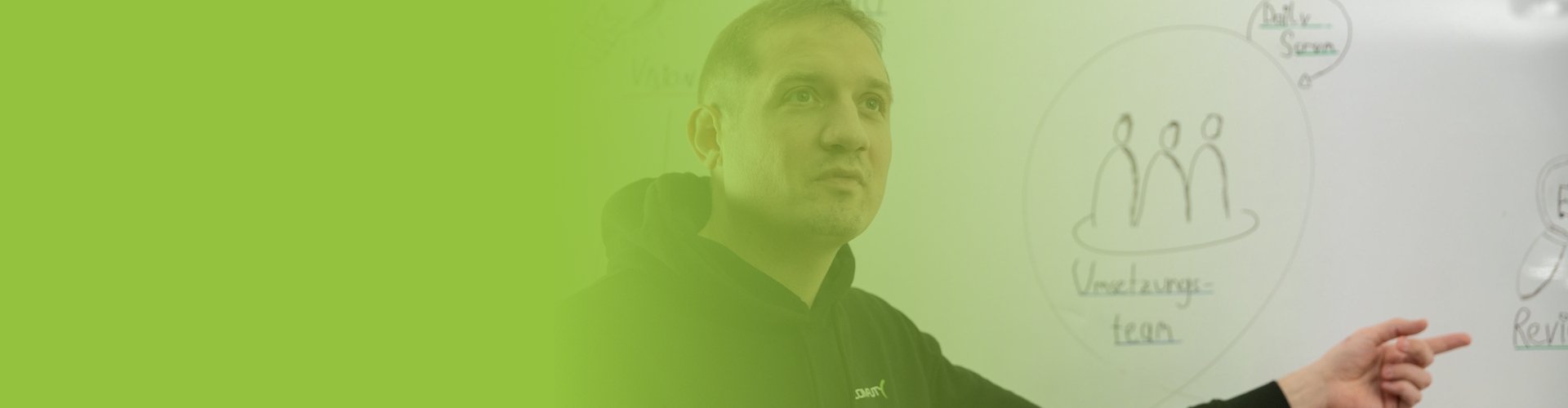 Florian Gress zeigt auf ein Whiteboard. Das Foto ist so bearbeitet, dass davor einen Gradient aus grüner Farbe zu sehen ist.